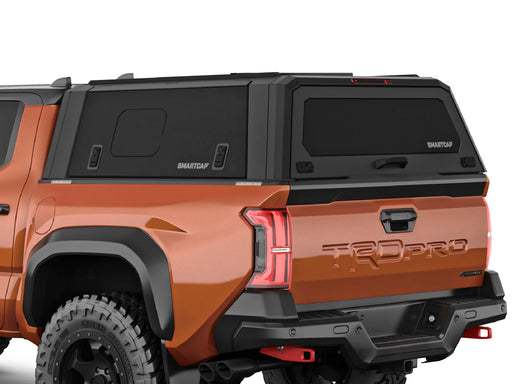Hard top RSI SmartCap EVOs Sport per Toyota Tacoma 2024+ Short Bed 5', vista posteriore 3/4 ravvicinata