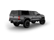 Hard top RSI SmartCap EVOs Sport per Toyota Tacoma 2024+ Standard Bed 6', vista posteriore 3/4 lato destro su sfondo bianco