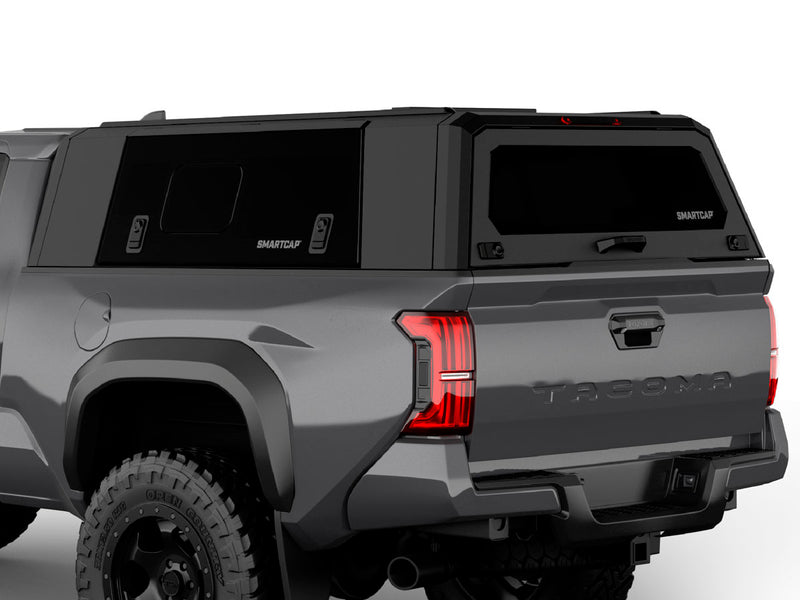 Hard top RSI SmartCap EVOs Sport per Toyota Tacoma 2024+ Standard Bed 6', vista posteriore 3/4 ravvicinata