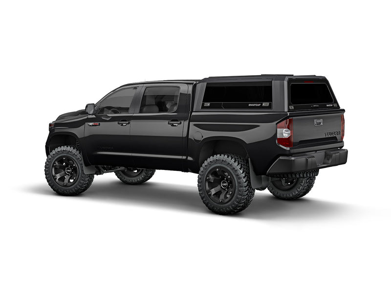 Hard top RSI SmartCap EVOs Sport per Toyota Tundra 2007–2021 Short Bed 5,5', vista posteriore 3/4 su sfondo bianco