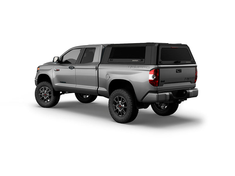 Hard top RSI SmartCap EVOs Sport per Toyota Tundra 2007–2021 Standard Bed 6,5', vista posteriore 3/4 su sfondo bianco