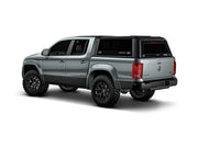 Hard top RSI SmartCap EVOs Sport per Volkswagen Amarok 2010–2022 Double Cab, vista posteriore 3/4 su sfondo bianco