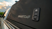 RSI SmartCap Field Pro Matte Black per pick-up mid-size: dettaglio della serratura con chiave