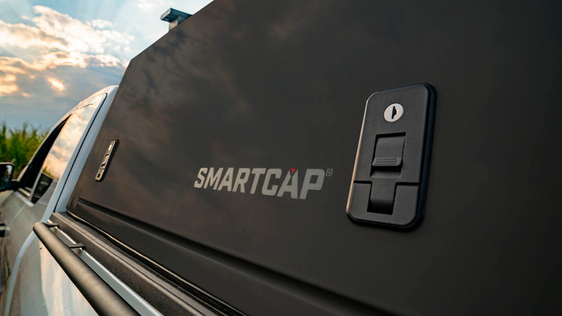 RSI SmartCap Field Pro Matte Black per pick-up mid-size: dettaglio della serratura con chiave