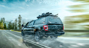 Ford F-150 con hard top RSI SmartCap su strada di montagna