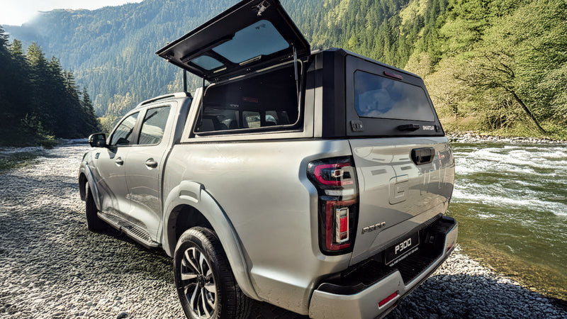 GWM P-Series con hard top RSI SmartCap e portellone aperto, foto in esterno