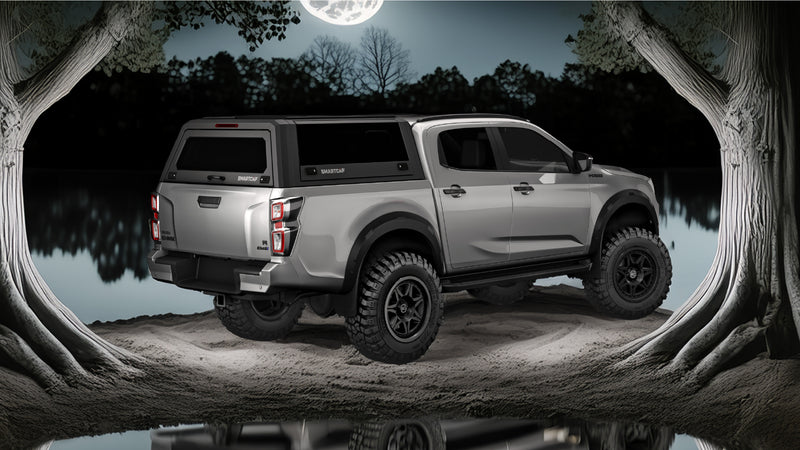Isuzu D-Max con hard top RSI SmartCap in esterno notturno