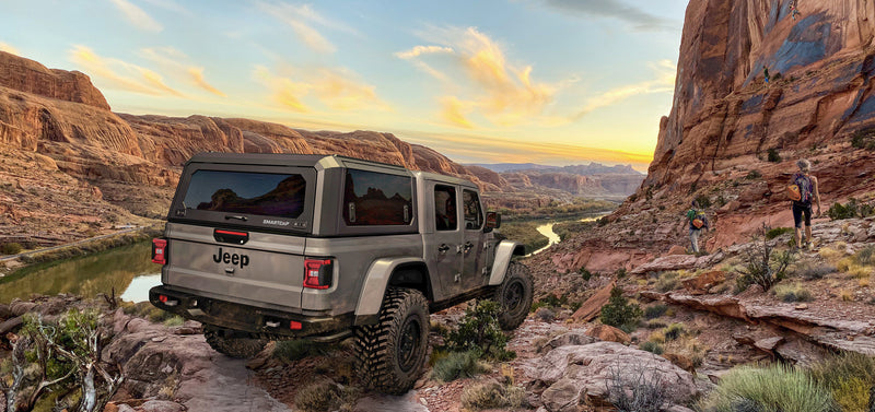 Jeep Gladiator con hard top RSI SmartCap in un canyon