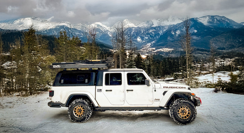 Jeep Gladiator con hard top RSI SmartCap sulla neve