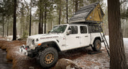 Jeep Gladiator con RSI SmartCap e tenda da tetto nel bosco