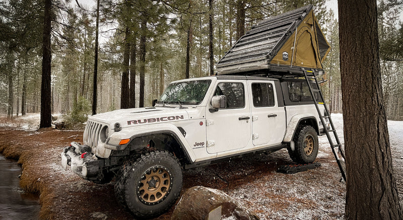 Jeep Gladiator con RSI SmartCap e tenda da tetto nel bosco