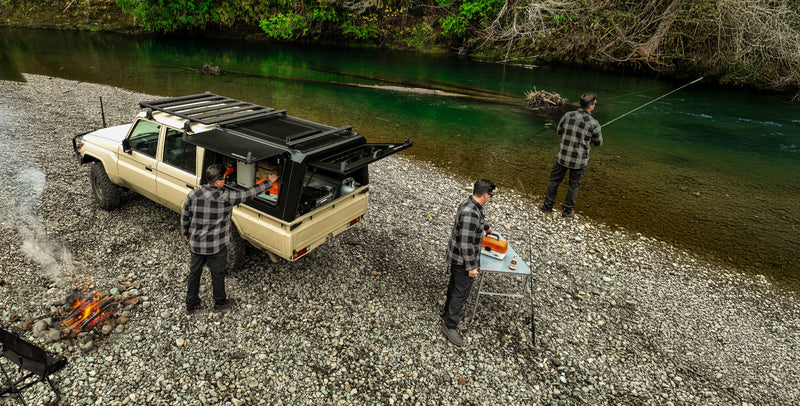 Toyota Land Cruiser 79 con hard top RSI SmartCap in campeggio sul fiume