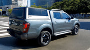 Nissan Navara con hard top RSI SmartCap in città