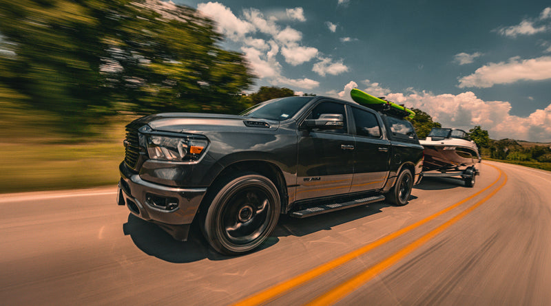 RAM 1500 con hard top RSI SmartCap mentre traina una barca