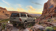Toyota Hilux con hard top RSI SmartCap in un canyon al tramonto