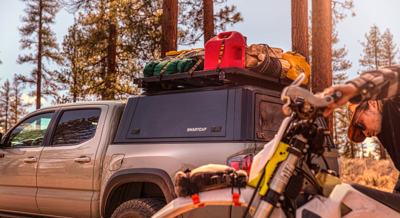 Toyota Tacoma con RSI SmartCap EVOa e moto da enduro