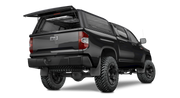 Hard top RSI SmartCap su Toyota Tundra, vista posteriore 3/4 su sfondo bianco